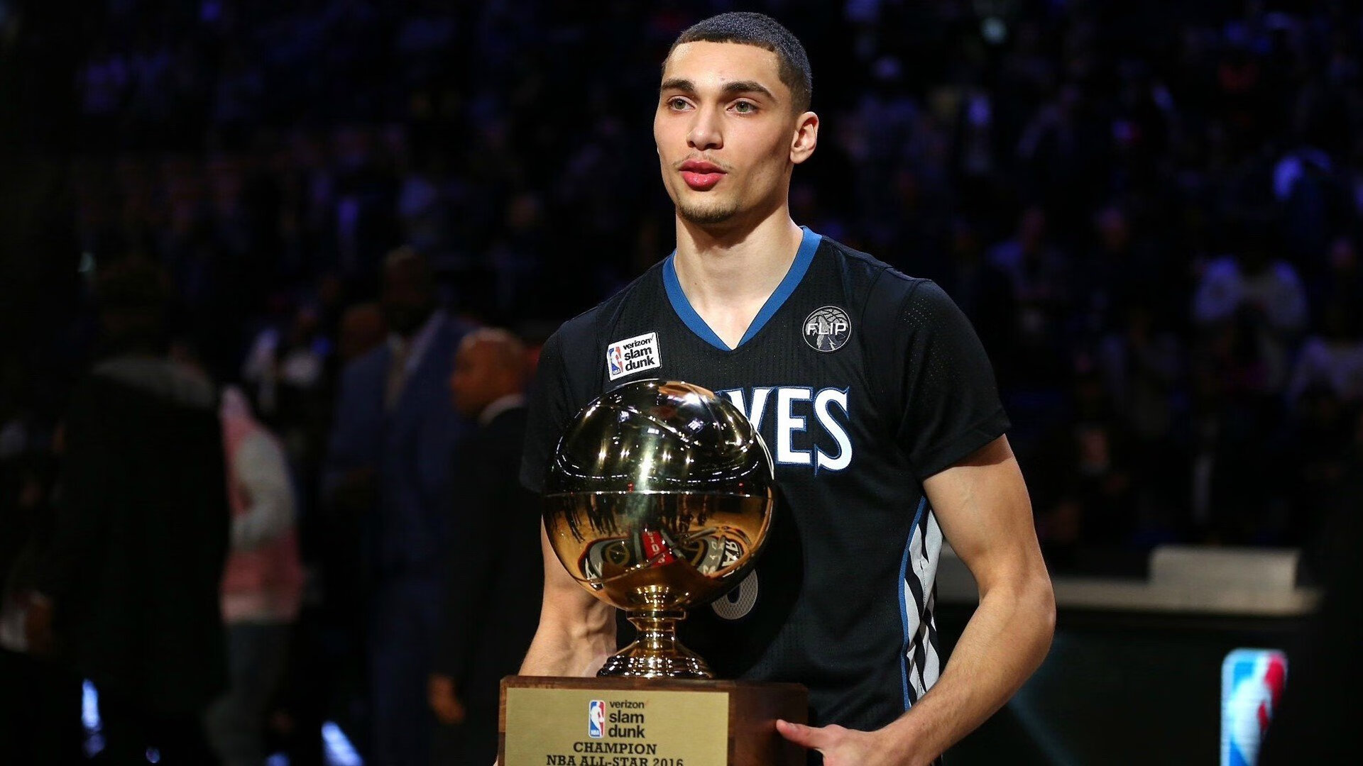 现场狂欢:球迷的“燃情岁月”瞬间震撼全场,激情燃烧的岁月篮球场